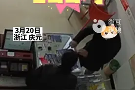 90后小伙花1500买#刮刮乐  ，喜提100万！老板：这是店里的第三个大奖#中奖 #好运视频封面