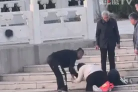善良与感恩！落水男童被黑衣大哥拽上岸，长辈带着男孩磕头道谢，浑身湿透的大哥欣慰微笑。#救人瞬间 #跪谢恩人 （来源：@高唐鲸鹿摄影-鹿先生 ）视频封面