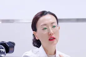 深圳7岁男孩，眼球被扎伤造成斜视！需要做角膜移植！ 深圳7岁男孩，8个月前，眼球被指甲刀扎伤。来门诊检查，张主任发现孩子视力差，并且眼睛出现斜视，需要尽早做角膜移植！#深圳 #7岁 #眼睛受伤  #角膜移植张晓融主任 #硬核健康科普行动视频封面