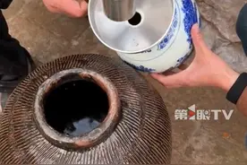 女儿下个月即将出嫁，父亲挖出十年前埋的酒：酒水清澈透亮、香气扑鼻！女儿：埋的是当时的情怀，喝起来特别香。#女儿即将出嫁父亲挖出十年前埋的酒  #酒香 #粮食酒视频封面