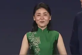 颜宁荣获世界杰出女科学家奖，成为中国第八位获此殊荣的科学家，寄语所有女孩：勇敢做你自己。视频封面