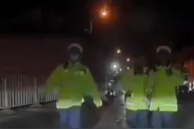 误会大了！3月22日，北京。女子深夜出门觅食遇路障停车， 一拨交警正面跑来。网友：交警以为你酒驾要跑路，女子：啊？不是要保护我吗？视频封面