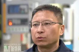 #产教融合需要校企“双向奔赴” #全国人大代表傅国涛建议 可以通过校企合作精准对接产业需求，提升职业院校学生的实际加工经验。#新华访谈视频封面