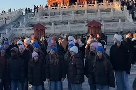 在天坛公园偶遇美国儿童合唱团的小朋友用中文合唱《如愿》，网友：开口惊艳！（来源：浙江日报、人民日报）视频封面