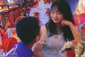 6月26日青海海东，小男孩在婚礼上遇到漂亮伴娘姐姐，足足盯着看了半小时，姐姐害羞得饭都没吃上几口视频封面