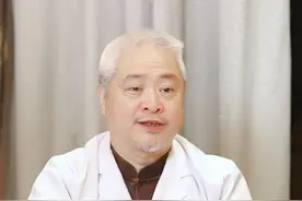 脚后跟常年干裂干裂的，这可不是普通的干燥，而是会传染的#角化型脚气 ！#硬核健康科普行动  #女性 #脚底板干裂起硬皮 #脚气用什么药最管用视频封面