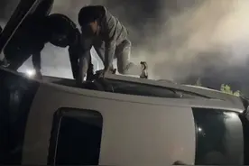 夫妻俩经过国道看见小车侧翻，赶忙喊来十几名路人去救人。俩“英雄”爬上车成功救出3人。#救人瞬间 #暖心正能量 (来源@现做舒芙蕾（收学徒） ）视频封面