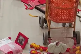 天津美院毕业展展品引人泪目，人的“一生”不过短短几米，从五彩缤纷到黑白灰。视频封面