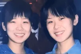 3月27日（报道）河北廊坊，双胞胎女孩做了一年多朋友才确认是亲姐妹，出生10天左右被分别抱养，17岁时被同学提醒偶然相识！“兴趣爱好，口味都一样，买房都买到一块了“视频封面