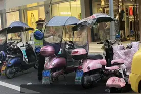 9月18日，重庆市梁平区城管局回应执法人员挨个划破电动车防雨棚：系交通综合整治行动，电动车加防雨棚属违法行为。（海报新闻）视频封面
