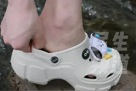 穿洞洞鞋崴脚致韧带损伤？医生：半个月内已接诊三例穿洞洞鞋崴脚的患者。提醒大家：选择硬底款式，避开湿滑路面等，以防意外发生！