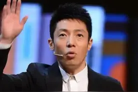 为何主持人从不低头看稿？直到演播室全景曝光，才知稿件只是幌子 #撒贝宁 #康辉 #明星  #资讯 #八卦视频封面