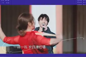 #今天你也辛苦了 为了欣赏刘洋的舞姿，村民们专门为村支书刘洋搭建了一个舞台，还秘密邀请美声男歌手@蔡程昱为她伴唱，在舞台上的刘洋真的太美了~视频封面