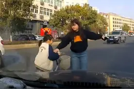 迷路小女孩独自骑行20多公里，误入快车道 幸遇好心夫妇（来源：@潮汕宝宝日记母婴实体店 ）#正能量  #小女孩