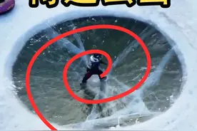 冰坑挑战，你得这么出 物理知识科普：为什么冰坑挑战转着圈出更容易成功？#物理 #科普 #冰坑挑战 #摩擦力 #圆周运动视频封面