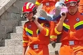 多名游客爬泰山出现身体不适，最终被消防员用担架抬下山！网友：登山探险应量力而行。视频封面