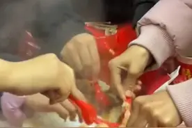 女生吃席坐小孩那桌震惊 5秒光盘！搂席不是遇强则强 遇弱则弱吗？网友：开席前帮他们把饮料倒满。#吃席 #小孩那桌 #搂席 #打包视频封面