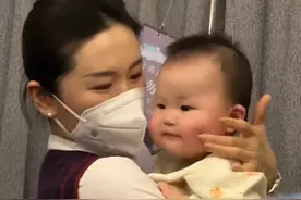 温柔的空姐帮乘客抱小宝宝，宝宝全程没有哭闹#人类幼崽到底有多可爱 #可爱温馨的生活画面 #被你萌化了 #空姐 视频来源：@朵拉啦视频封面