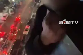 2月4日晚，湖南娄底一高楼起火冒浓烟，两名男子攀在窗外等救援。站在空调外机上的男子脸被熏黑不忘自拍视频。2月5日，当地消防表示，该火情已处置，被困人员已救下，起火原因正在调查中。视频封面