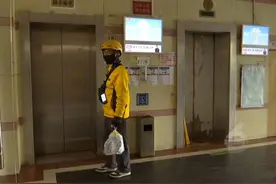 两部电梯坏了一部，200多户居民苦撑两年。住户：商住楼民宿多、人流量大，仅一部电梯运转负荷过重~#电梯安全 #老旧电梯 #愁人视频封面