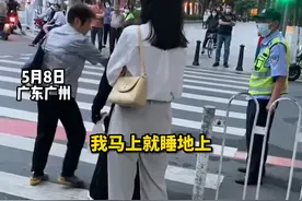 大妈不满闯红灯被阻拦怒怼执勤人员：“我马上睡地上你信不信”视频封面