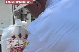 西瓜摊主设置有误“公斤”看成“市斤” 大爷买后觉不对又折回提醒 "你这得赔出去一半啊 妮儿啊”（郭）