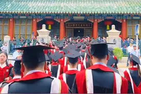 近日，北京协和医学院举行毕业典礼，#感受来自医学院博士的压迫感  ！网友：是阎王爷路过都要抖三抖的程度！视频封面