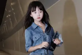 姥姥的每一步都不“靠谱”，把牛仔裤改造的，完全颠覆了我的想象 #姥姥自学裁剪旧衣巧变孙女新衣视频封面