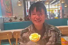 男生第一次送妈妈礼物，妈妈拆礼物时笑着笑着就哭了， “以后一定要多陪陪妈妈”。素材来源：@为谁风露立中宵l #礼物 #妈妈视频封面