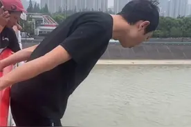 彭清林被授予“杭州市见义勇为积极分子”称号，奖金3万，他值得！#外卖员跳下10余米高桥救人  #浙江dou知道视频封面