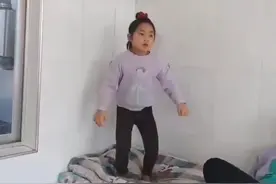 女孩在家中“飞檐走壁” 光脚徒手爬墙如履平地视频封面