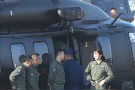 #徐枫灿开着直 -20到珠海了 11月7日16点左右，陆军某空中突击旅的6架直升机顺利抵达珠海国际航展中心，包括2架直-20、2架直-10、1架直-8L和1架直-8G。其中一架直-20由陆军航空兵飞行员徐枫灿驾驶。徐枫灿1999年10月出生，2017年9月入伍2021年7月毕业于陆军航空兵学院，是陆军首批自主培养的女飞行员之一。视频封面