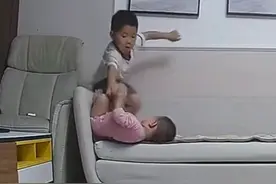 妹妹爬沙发不小心摔倒，哥哥一把拉住又温柔安抚#暖心一幕 视频封面
