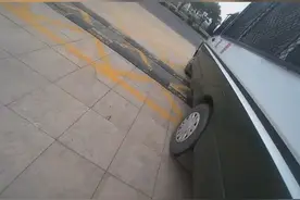 大妈骑车摔伤，武警官兵救助过程每一步都很暖心（武警河北总队 孙贺、刘宝宇、卞士成、任立杰；编辑：曾锦旭）视频封面