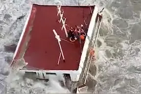 【江苏大丰】寒潮中运砂船被大海吞噬，4人落水遇险，目前仍有2人失踪。#救援#中国救捞 视频封面