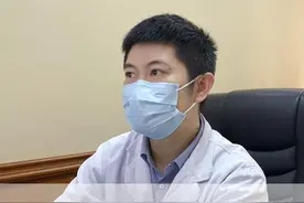 湿疹这三点尽量不要吃
1、肉类 : 牛、羊肉
2、海鲜类 : 鱼、虾、蟹等海产品
3、容易引起过敏的水果 : 芒果、榴莲、菠萝
4、辛辣刺激的食物 : 葱、大蒜、生姜、香菜、辣椒、花椒、火锅、浓茶、咖啡
注意 : 致敏的食物并不是特定的，而是因人而异，每个人需要忌口的食品可以是不一样的，要学会在日常生活中学会排查过敏源。
#湿疹 #医学科普 #皮肤专家陈纯涛视频封面