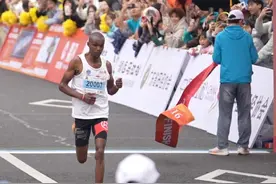#2025清远马拉松 首位冠军诞生！来自肯尼亚的NJOROGE GEORGE NJOROGE GEORGE WAIYAKI获得半马男子冠军！打破了赛会记录！#清远马拉松 #2025清远马拉松 
@抖音短视频 @抖音能量站 @DOU+小助手 @抖音创作小助手视频封面