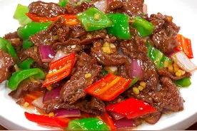 以后牛肉买回家,我推荐你一定要试试这个洋葱炒牛肉的做法。牛肉又香又嫩也不怎么辣，小朋友都爱吃！#洋葱炒牛肉视频封面