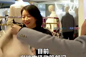 #女子花1万多元买的貂毛外套掉毛不断 ，朋友笑称还不如花几百块钱买的衣服好。女子拿着貂毛外套找商家，结果处理后掉毛更严重了，这是怎么回事？视频封面