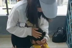 4月21日，四川南充，萌娃放学大哭径直扑向陌生女子，爸爸：孩子认错人了，我也很尴尬#搞笑萌娃 视频封面