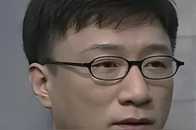 这才是顶级特工该有的直觉。 #潜伏 #余则成 #翠平 #谍战视频封面