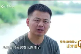 近日，河南商丘，休假军人张伟陪母亲散步时，路遇5人落水。跳湖救起4人后，张伟的体力已近极限。他不顾母亲劝阻，跪下磕头后，转身又跳下水，将最后一人救起。（央视频号：#面对面  ）