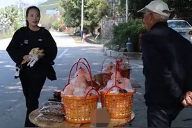 家乡的枇杷果成熟了，春天的这份果实我用它来给老爸老妈做了不一样的糖醋鱼，真的好好吃，一定要试看看，我爸说比番茄来做更好吃哦#我的乡村生活 #把家乡的味道分享给大家 #新农人计划 #闽南特产 #抖出家乡味视频封面