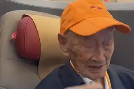 致敬抗战老兵！百岁抗战老兵北京观礼后返程，高铁列车广播向他们致敬，全车人热烈鼓掌！