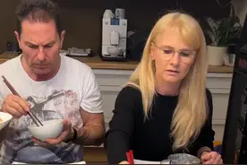 我婆婆的朋友第一次吃可乐鸡翅，一口就被味道惊艳了，觉得特别不可思议，吃完还念念不忘，特地问我要了同款的酱料瓶子拍照，要回家自己试试。今天14人的中式家庭聚餐，虽然大家都没用公筷，都在一个盘子里夹菜，但是我们平时都在吃德国🇩🇪抗幽门益生菌咀嚼片，自己的渭自己爱护#海外生活#17号德国🇩🇪抗幽门益生菌汉诺威总部工厂直播大破价#老外吃中餐 #中国美食征服外国人视频封面