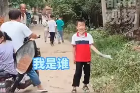 外地工作妈妈偷偷回老家接娃放学，2次叫住儿子没被认出，心酸了#陪伴#常回家看看 视频封面