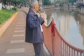 7月10日，云南昆明，大爷江边吹笛 左摇右晃，细听乐声很“独特”，“大爷啃的哪一曲啊？”。视频封面