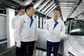跟随1号质检员大师兄，走进小鹏汽车广州工厂。给您揭秘一辆视频封面