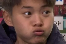 听着心酸！王霜赛后采访哽咽落泪，“我们不是一个好榜样，希望以后的孩子别像我们这么狼狈…”#中国女足加油 #王霜哭了 #中国女足vs英格兰女足 #dou来足球季