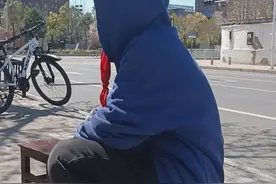 10岁男孩经常独来独往，附近人说家门贴着纸条:妈妈你快回来吧。#都市接到办视频封面